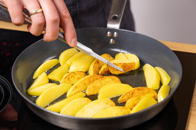 Kartoffelspalten goldbraun anbraten