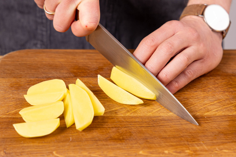 Kartoffeln schälen und in Spalten schneiden