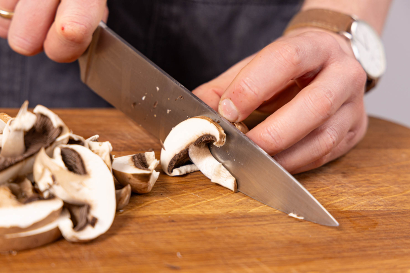 Pilze in Scheiben schneiden