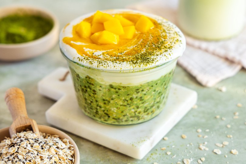 Mango Matcha Overnight Oats im Glas