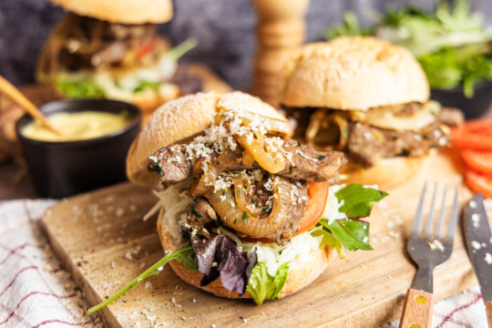 Ochsenfetzen in der Semmel mit Salat und Tomate