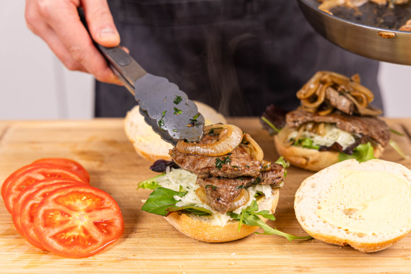 Semmel mit Ochsenfetzen belegen