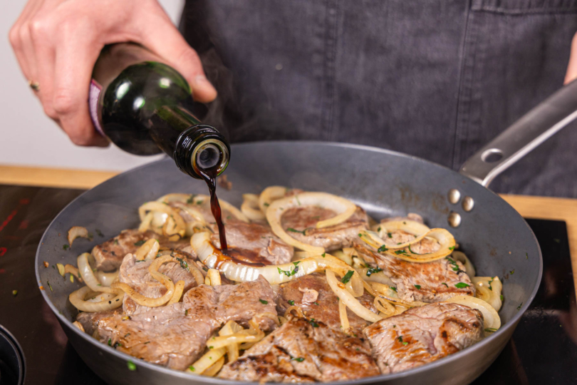 Zwiebel und Fleisch mit Balsamico ablöschen