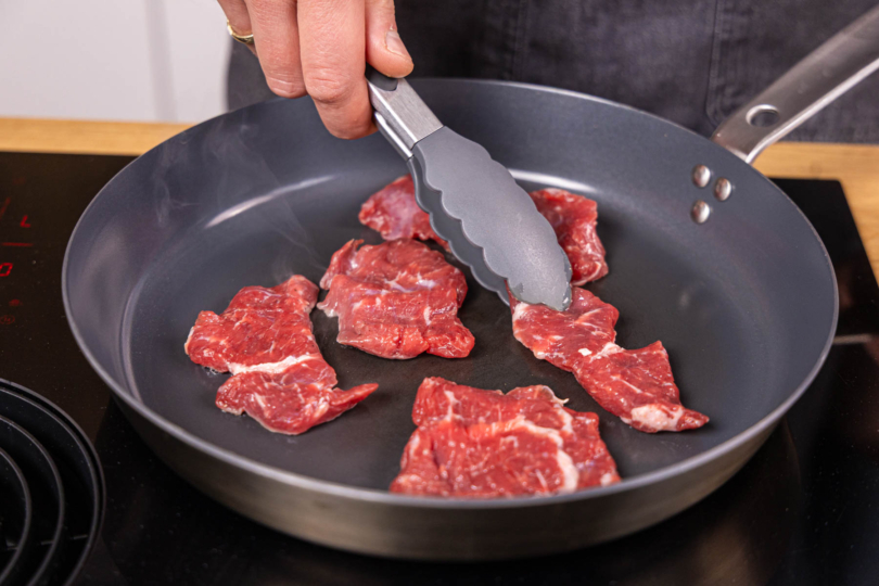 Knoblauch zu Zwiebelringen pressen