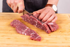 Fleisch in Streifen schneiden