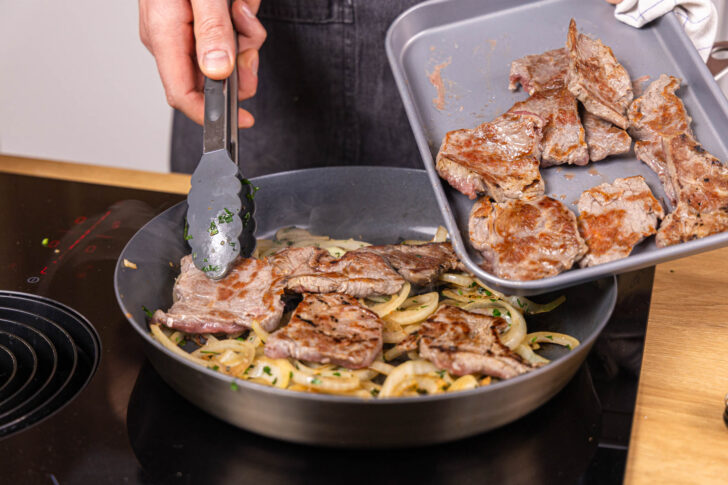 Fleisch zu den Zwiebeln geben
