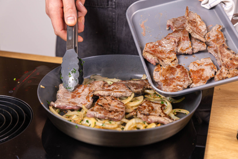 Fleisch zu den Zwiebeln geben