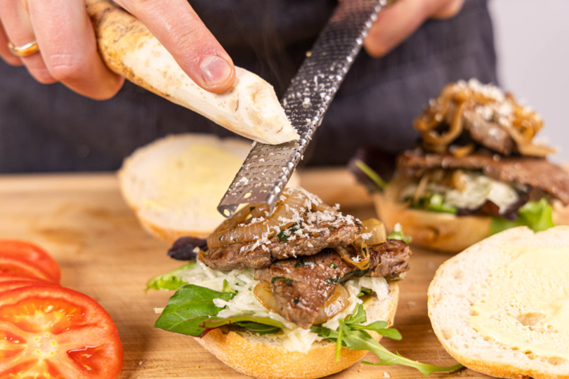 Meerrettich über Ochsenfetzen reiben