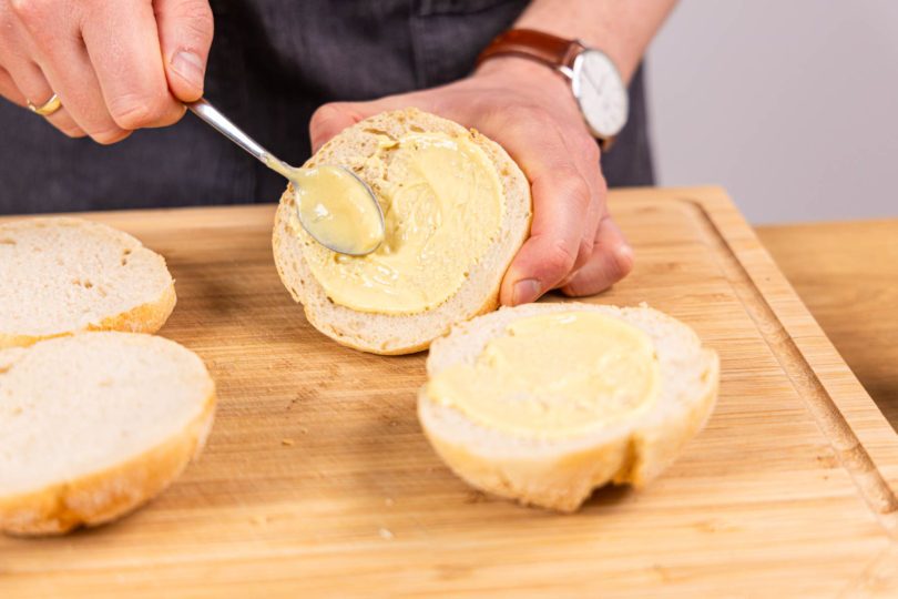 Brötchen mit Senf bestreichen