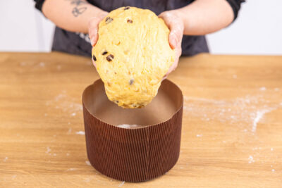 Panettoneteig in die Panettoneform geben