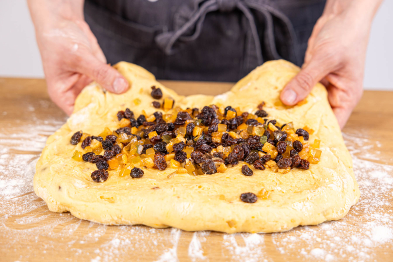 eingelegte Früchte auf den Teig geben