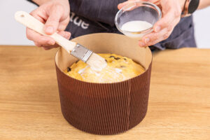 Panettone mit Milch einstreichen