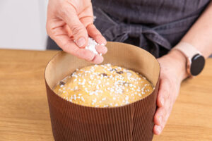 Panettone mit Hagelzucker bestreuen