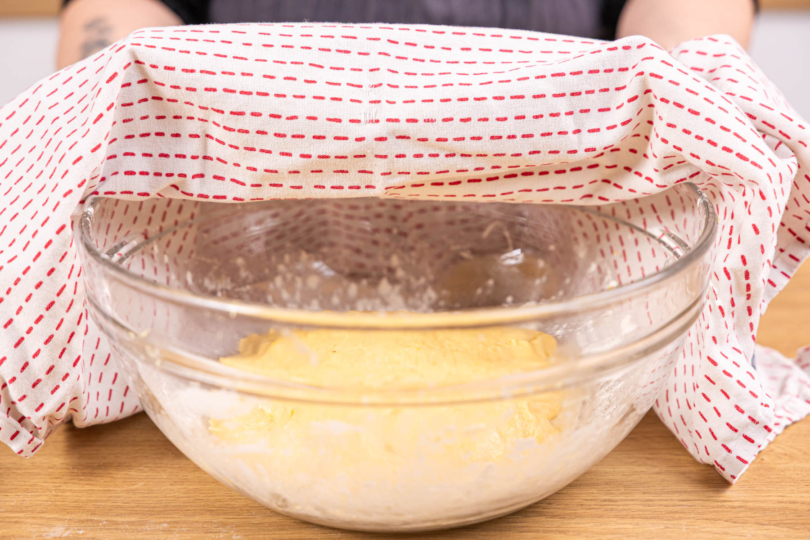 Teig in Schüssel abdecken