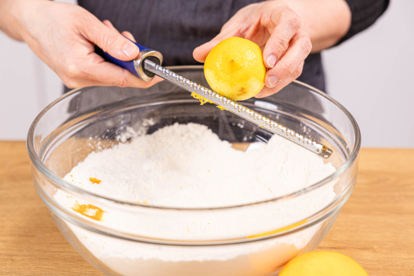 Zitronenschale abreiben