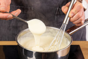 Béchamelsauce sehr dick einkochen