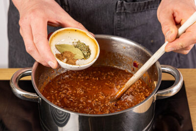 Hackfleischsauce würzen