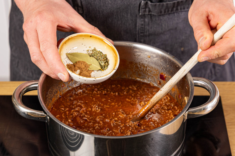 Hackfleischsauce würzen