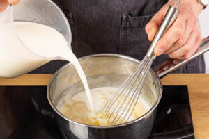 Milch zur Mehlschwitze geben