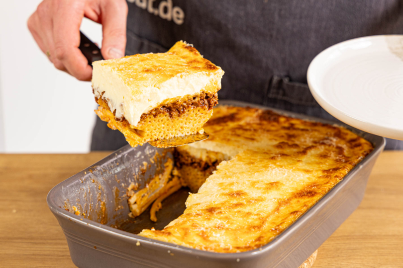 Pastitsio portionieren