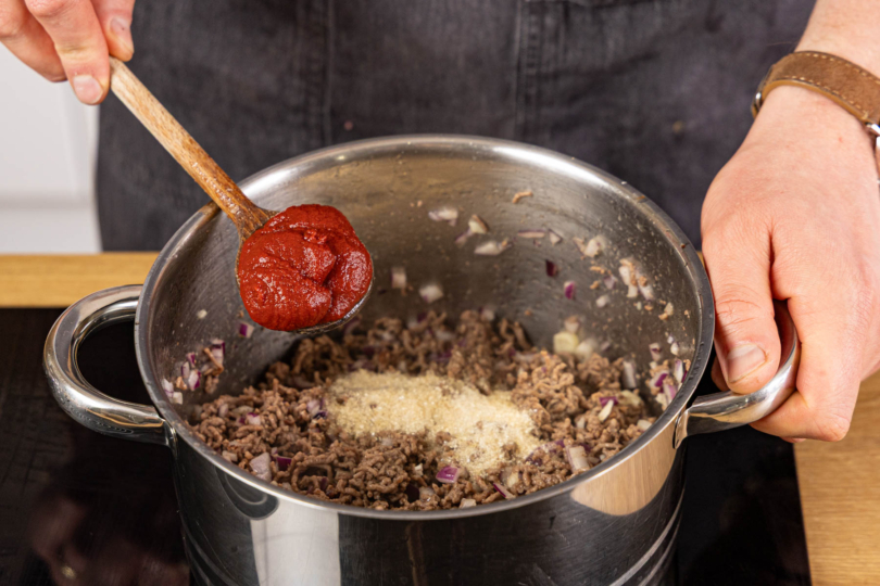 Zucker und Tomatenmark mit anschwitzen