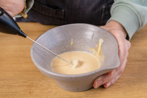 Milch und Erdnussbutter verrühren
