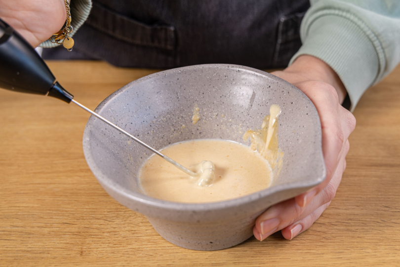 Milch und Erdnussbutter verrühren