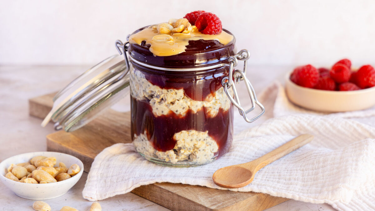 Peanutbutter & Jelly Overnight Oats