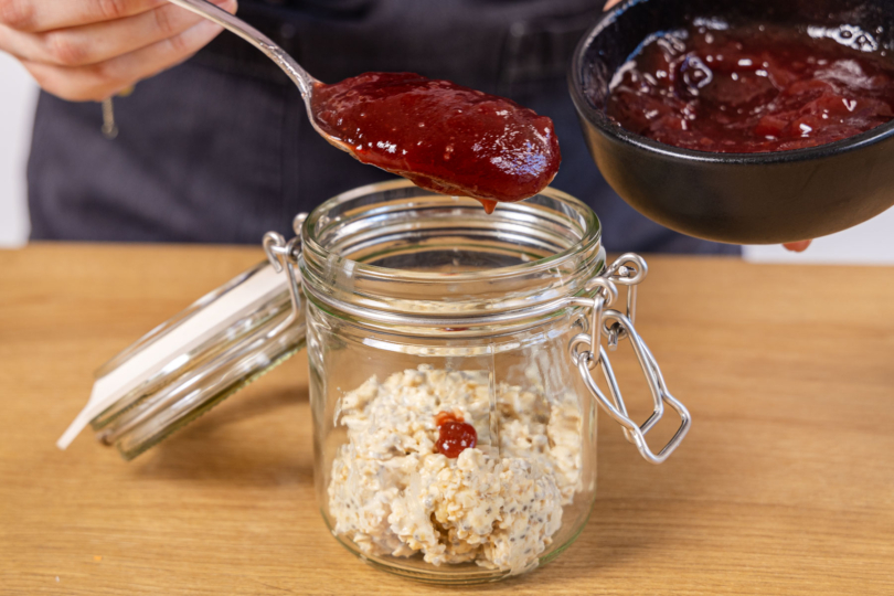 Marmelade in das Glas geben
