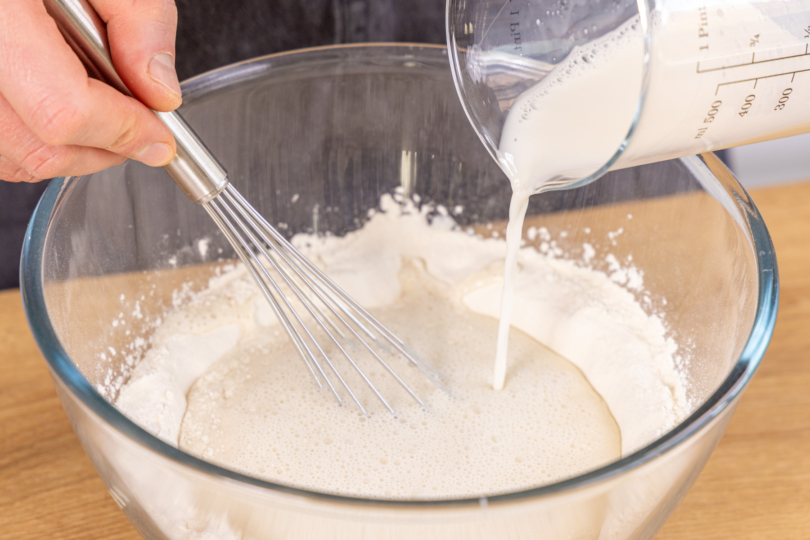 Milch zum Teig geben