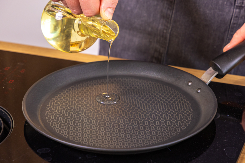 neutrales Öl in einer Pfanne erhitzen