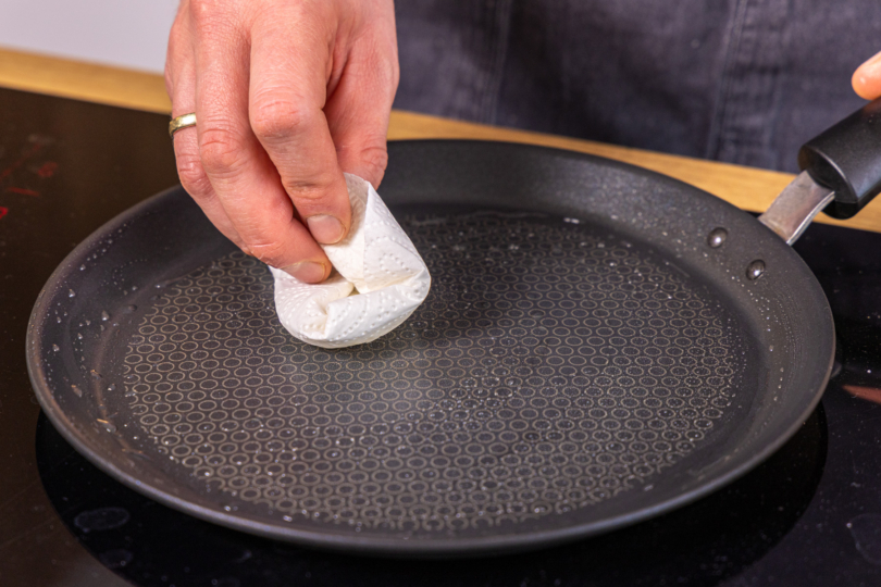 Öl mit etwas Küchenpapier verteilen