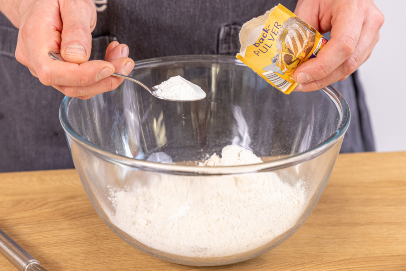 trockene Zutaten in Schüssel vermischen