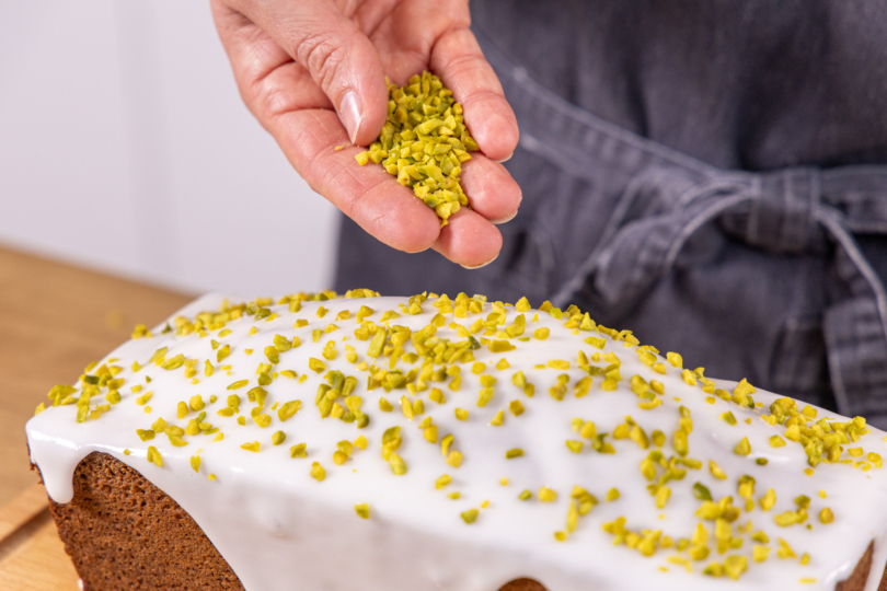 Pistazienkuchen dekorieren