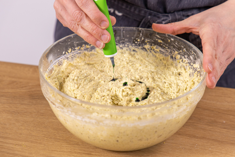 Lebensmittelfarbe dazugeben