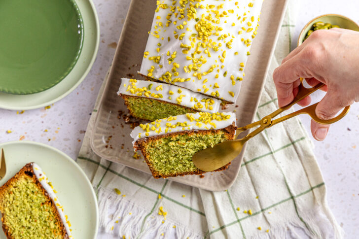 Pistazienkuchen servieren