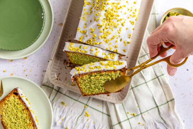 Pistazienkuchen servieren