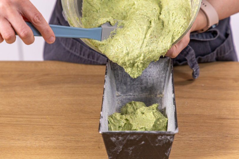 Teig in die Form füllen