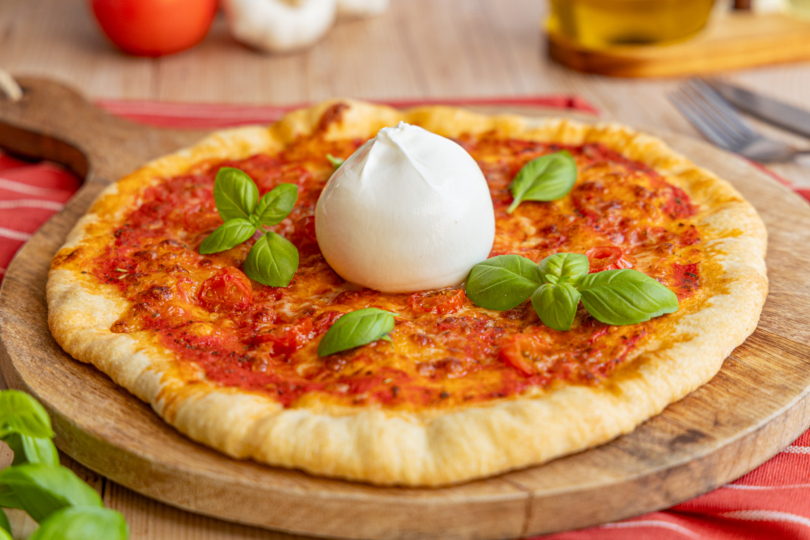 Pizza Burrata mit ganzem Burrata