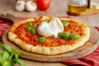 Pizza Burrata mit aufgerissenem Burrata