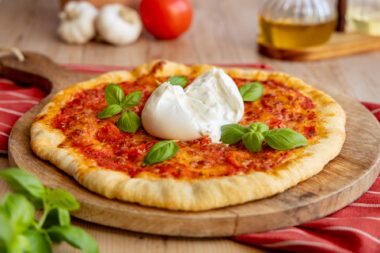 Pizza Burrata mit aufgerissenem Burrata