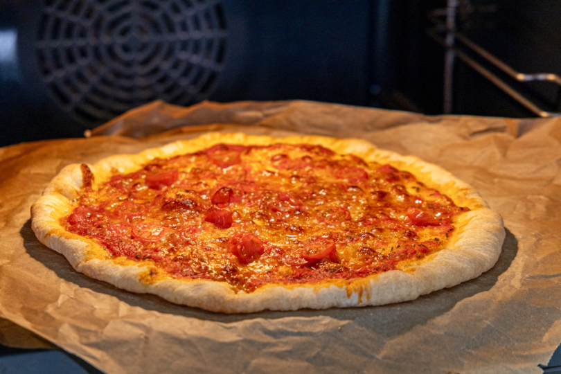 Pizza Burrata fertig gebacken im Ofen