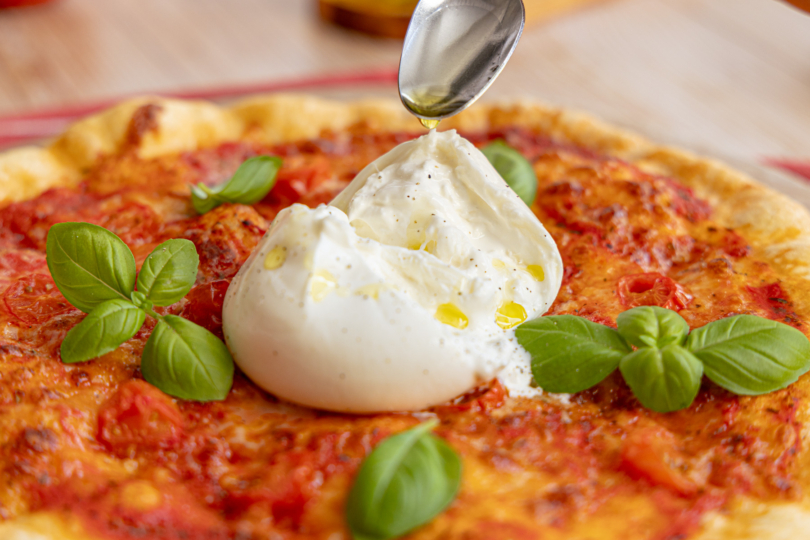 Burrata mit etwas Öl beträufeln