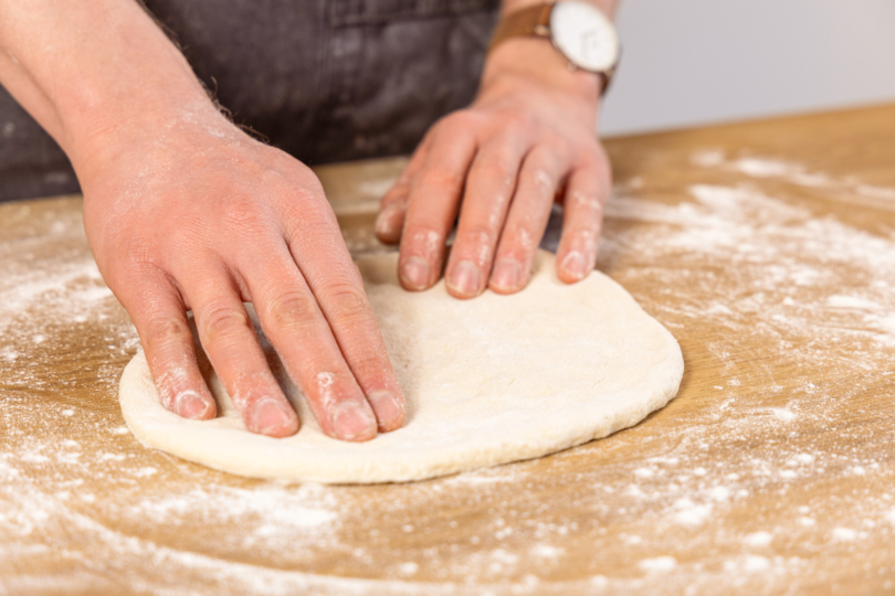 Teig zu einer runden Pizza formen