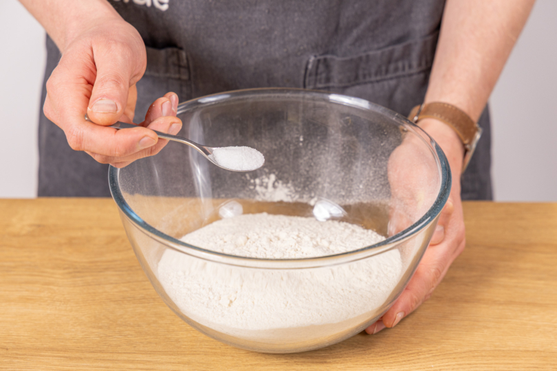 Salz und Mehl mischen