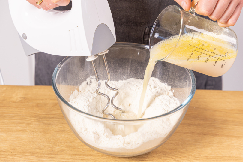 Hefe-Wasser-Gemisch zum Mehl geben