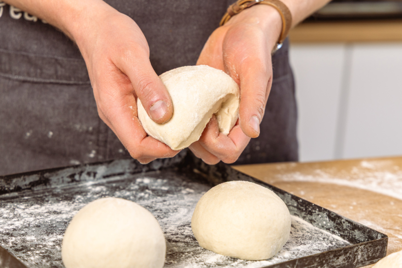 Pizzateig portionieren und falten