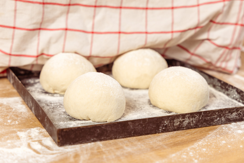 portionierte Teigkugeln noch einmal abgedeckt gehen lassen