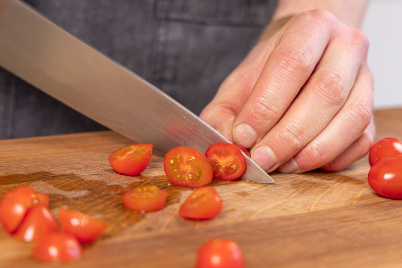 Tomaten in Scheiben schneiden