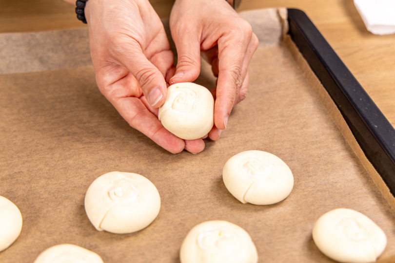 Blätterteigschnecken aufs Blech legen